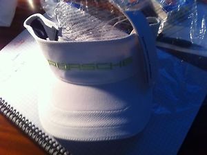 visera, toalla y polo. Porsche golf collection set: visor, towel and polo.