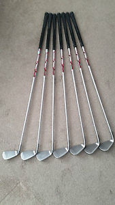 A SET OF 7 RIGHT HANDED 2014 PING KARSTEN GRAPHITE SHAFTED IRONS – PURPLE DOT