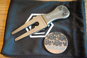 BETTINARDI TOURSTOCK DASS SKULL AND CROSS BONES DIVOT TOOL AND BALL MARKER SET